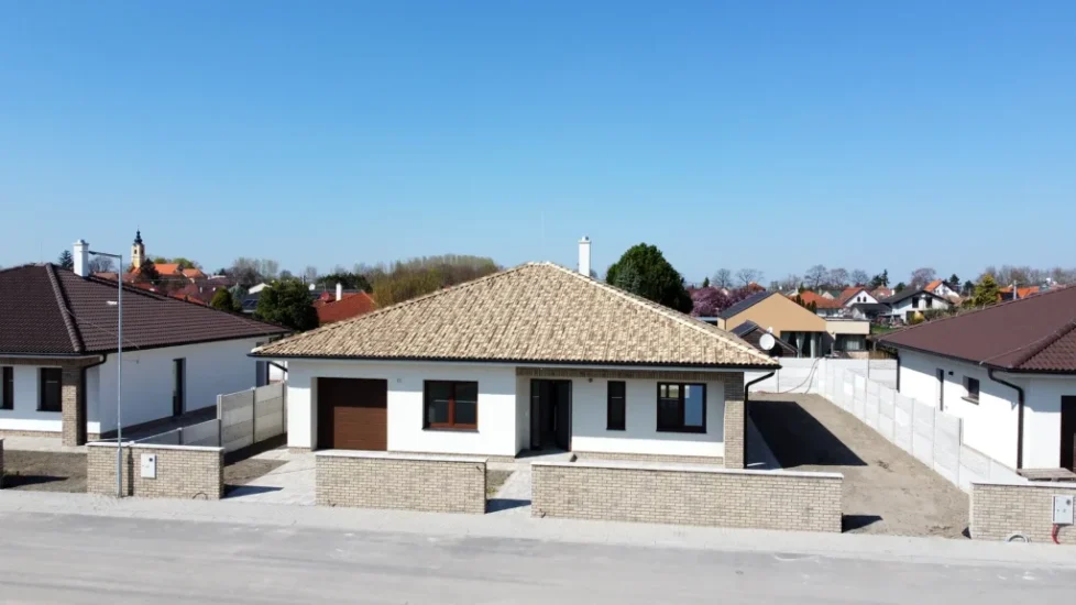 Báč Godmáň – exterier dron dom 04