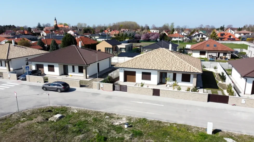 Báč Godmáň – exterier dron obec 03
