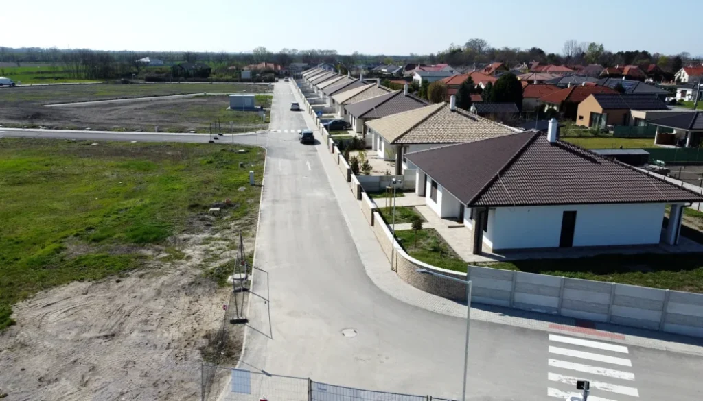 Báč Godmáň – exterier dron ulica 06