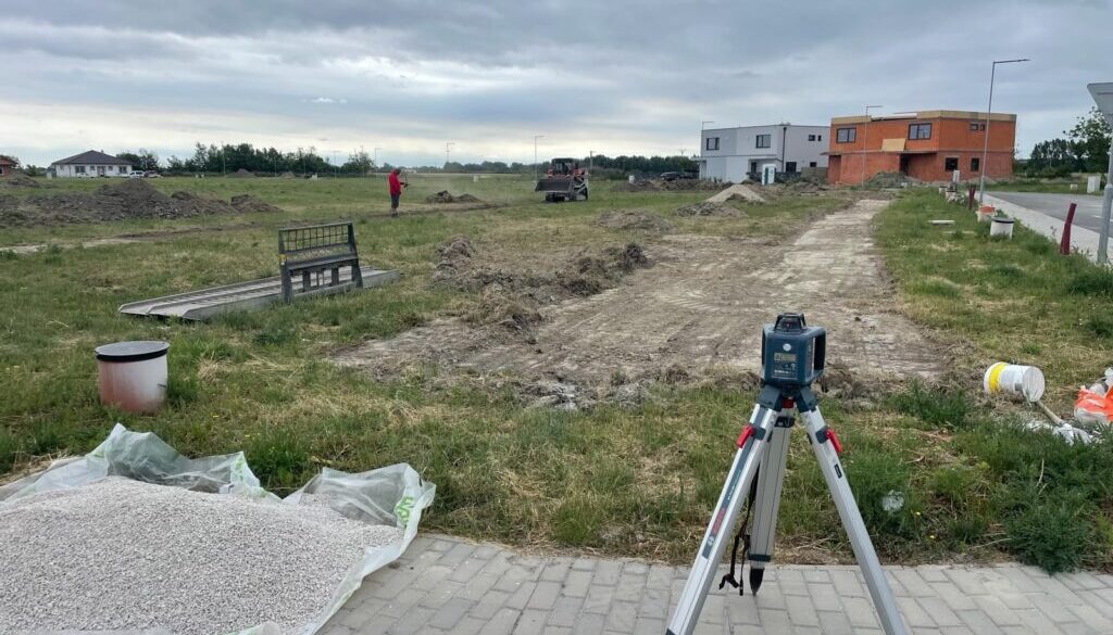 Začiatok prác na Etape 3 Báč Godmáň — skrývka ornice
