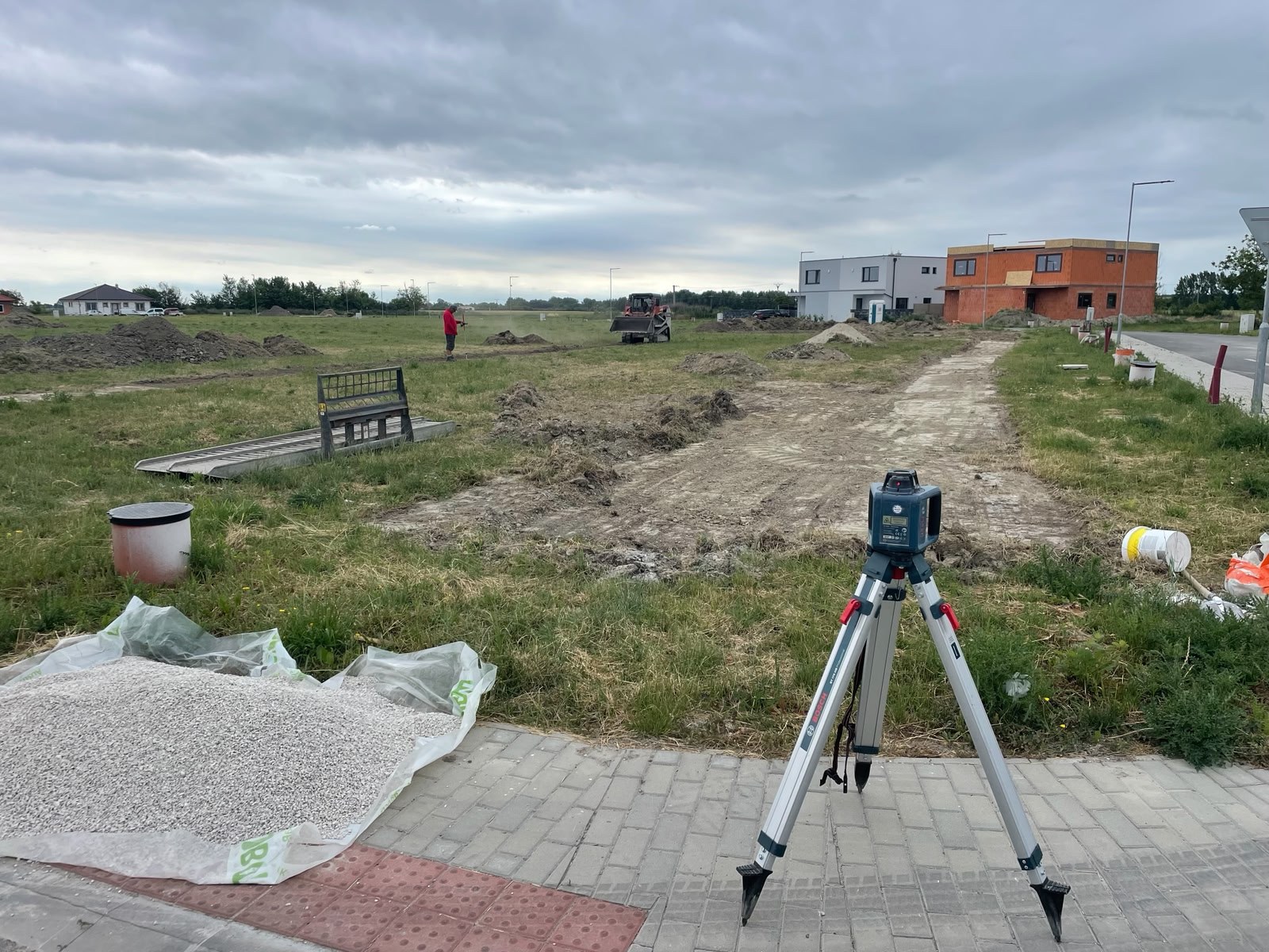 Začiatok prác na Etape 3 Báč Godmáň — skrývka ornice