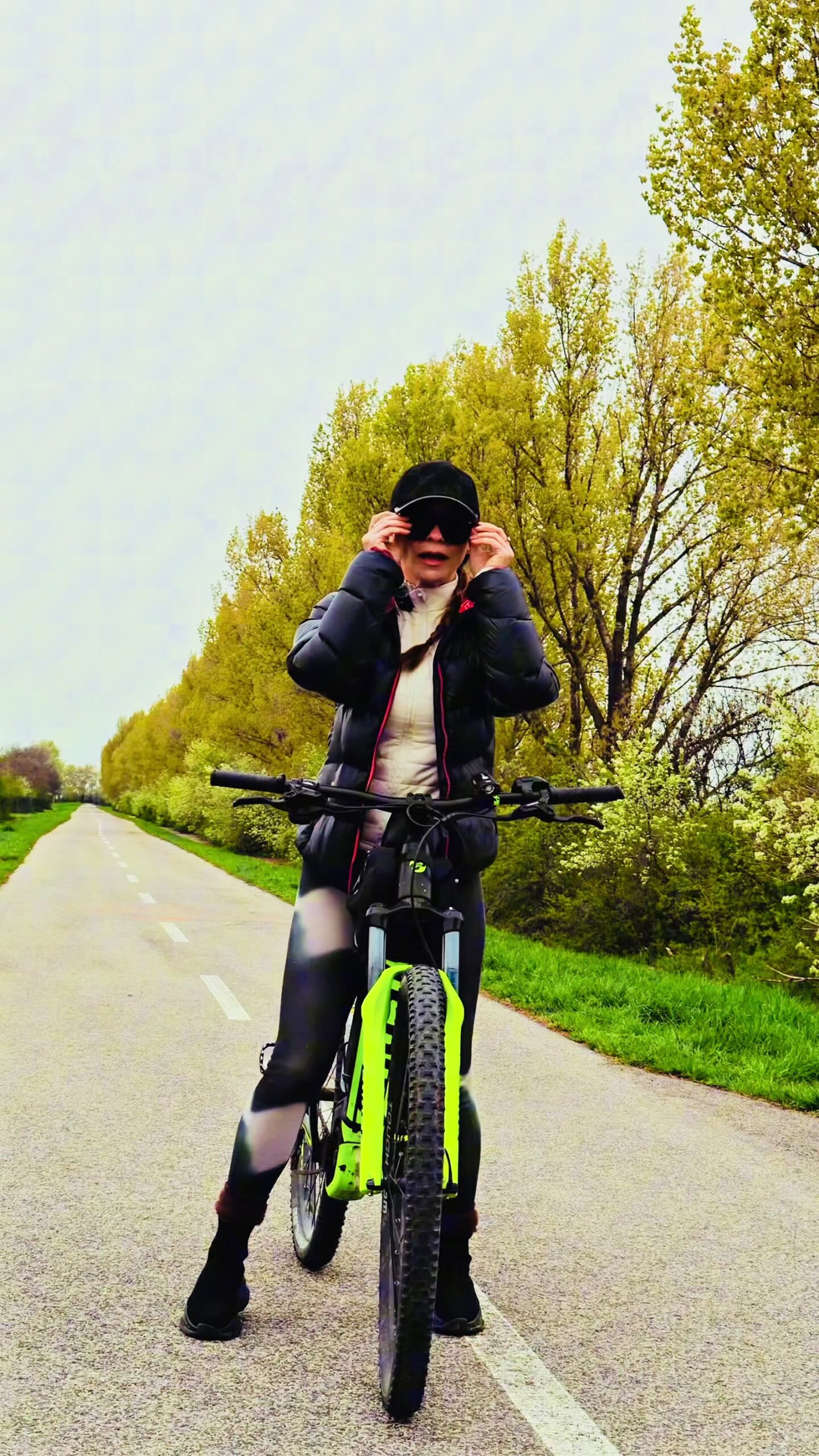 Cyklistka na cyklotrase v okolí Báč Godmáň