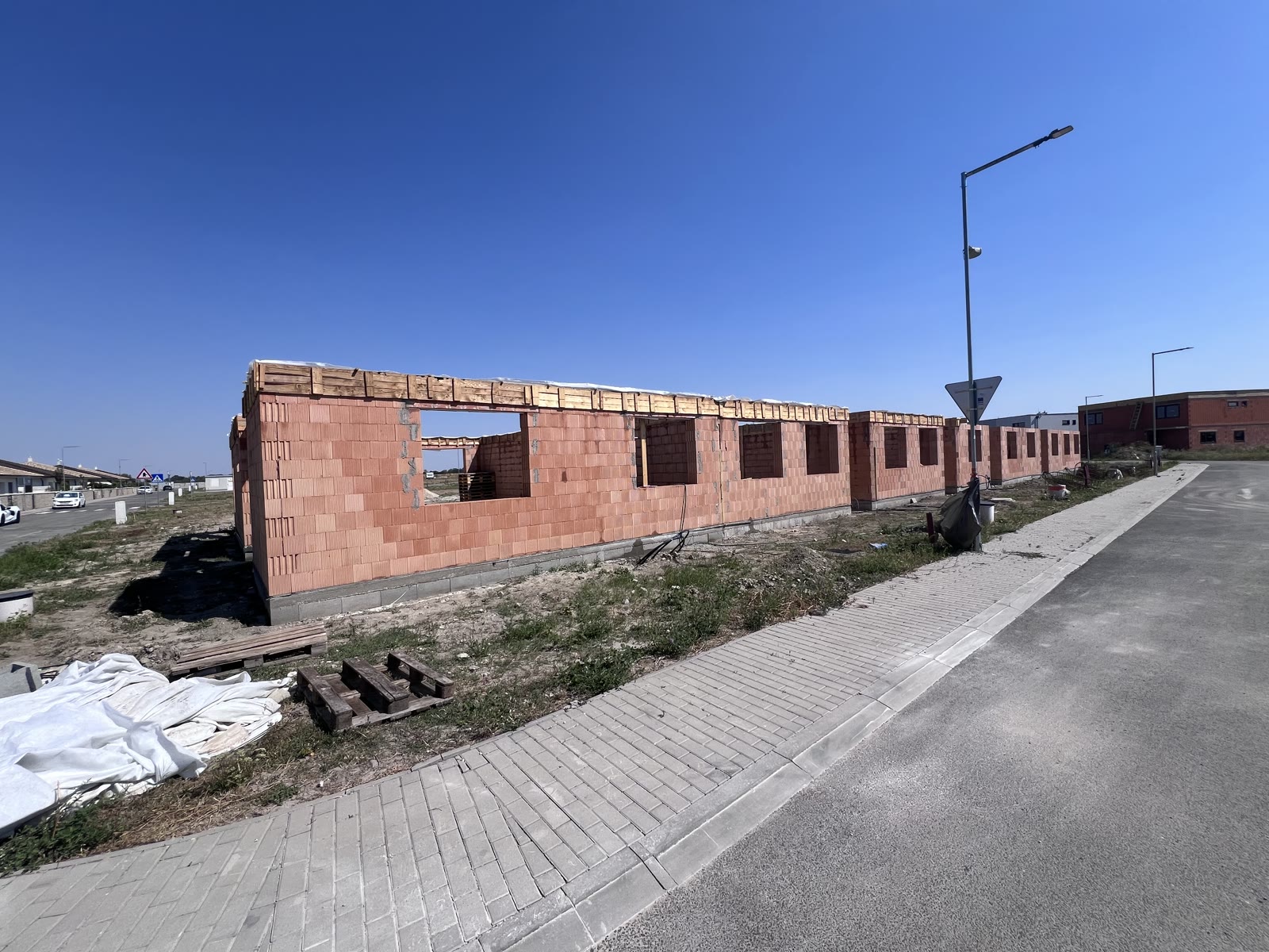 Obvodové múry 6 rodinných domov v Etape 3 projektu Báč Godmáň